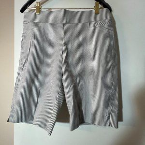 Anne Klein stretch short.  Size 6.